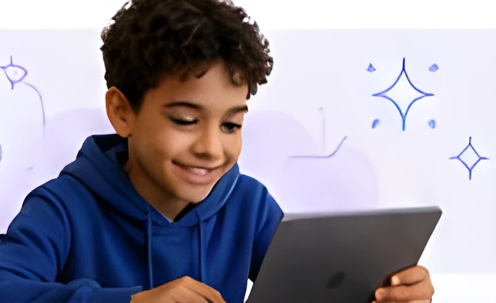 Enfant souriant avec une tablette