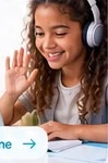Enfant avec un casque devant son ordinateur, en cours